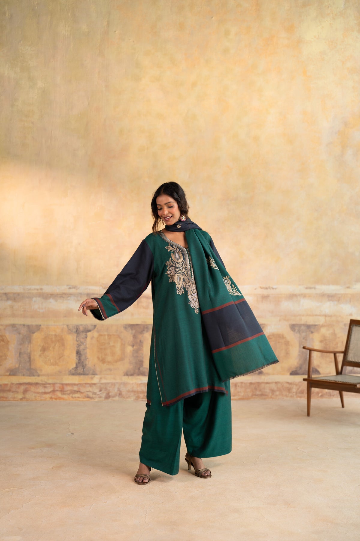Bed Neck Embroidered Suit