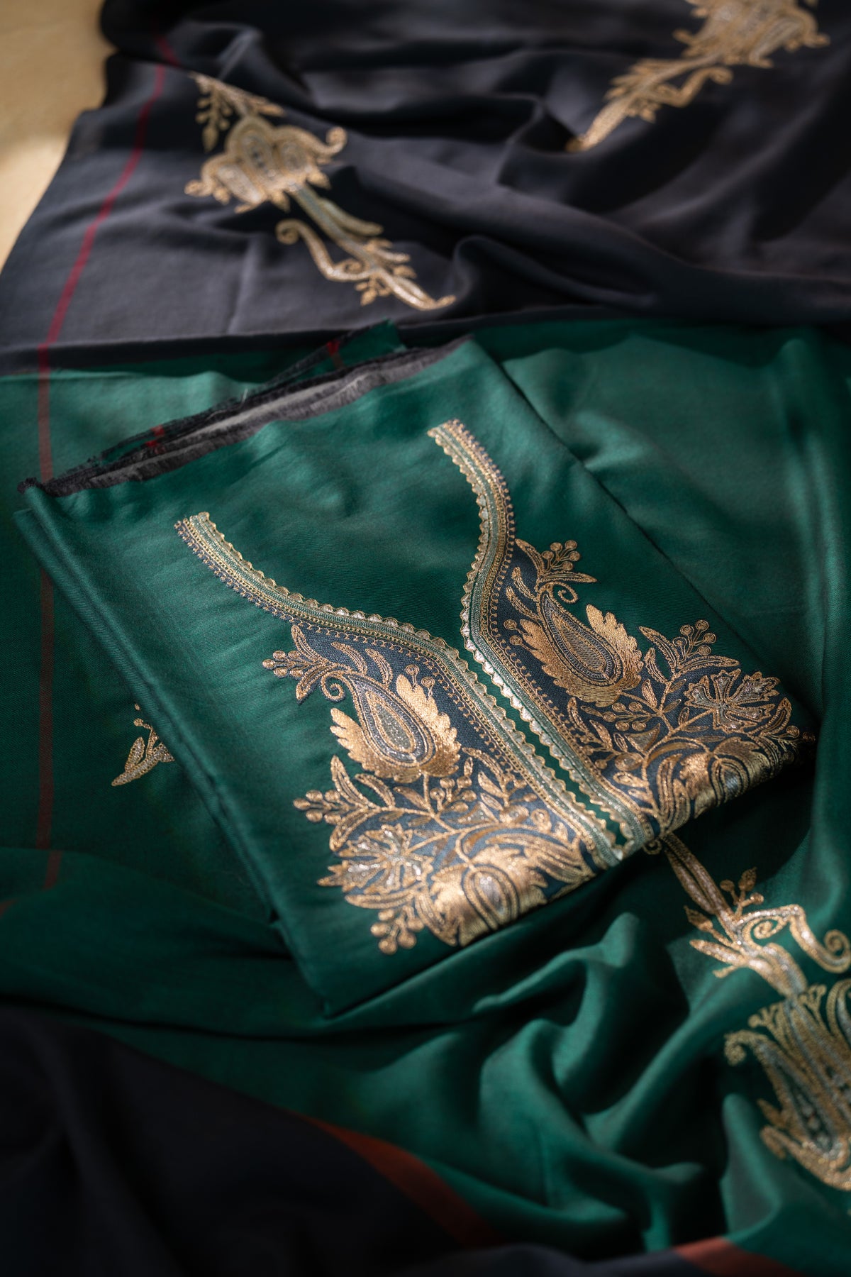 Bed Neck Embroidered Suit