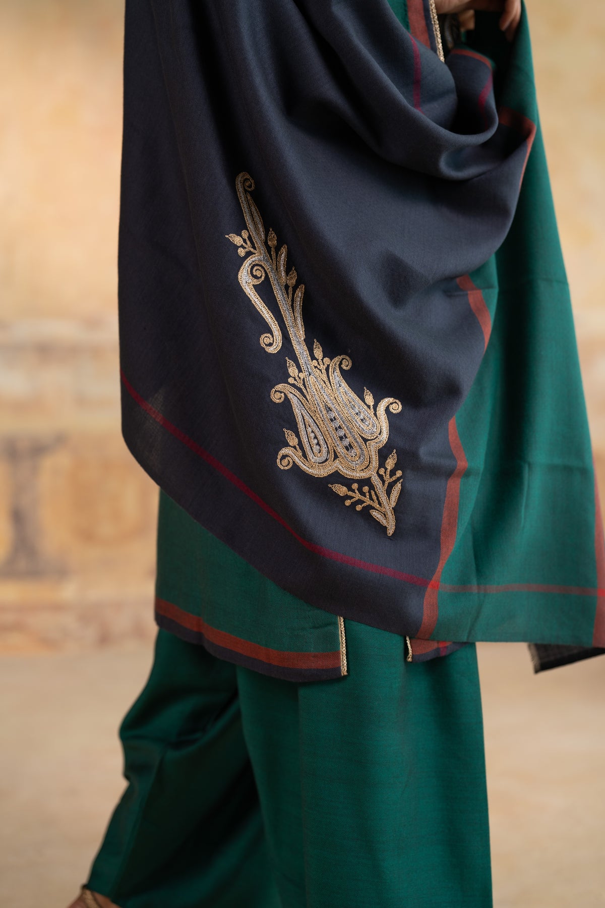 Bed Neck Embroidered Suit